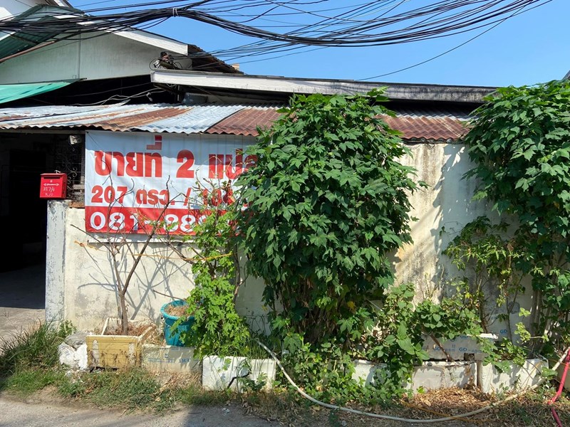 Sale of land with buildings 207 square meters - Land -  - 